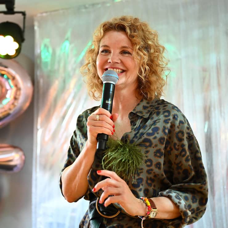 nnette Frier feier ihren 50. …  äh, nein ihren 52. Geburtstag.