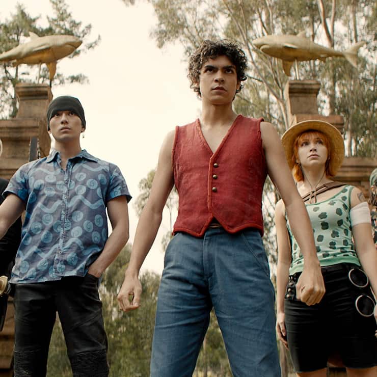 One Piece. (L to R) Taz Skylar as Sanji, Mackenyu Arata as Roronoa Zoro, Iñaki Godoy as Monkey D. Luffy, Emily Rudd as Nami, Jacob Romero Gibson as Usopp in season 1 of One Piece. Cr. Courtesy of Netflix © 2023