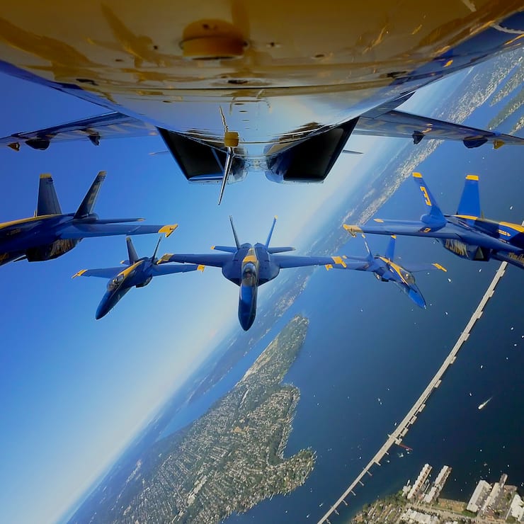 Die sechs Boeing F/A-18E Super Hornets fliegen beieinander, als wär’s ein einziger Jet.
