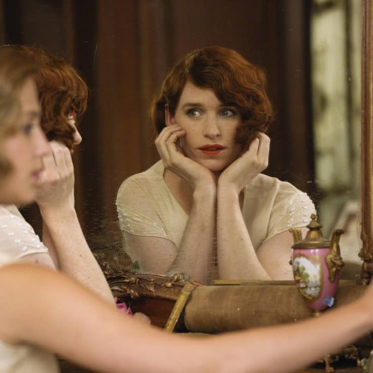 Eddie Redmayne als Lili Elbe, in THE DANISH GIRL, gemalt von ihrer Frau, Gerda Wegener (Alicia Vikander)
