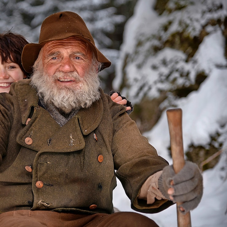 AlmĂÂhi (Bruno Ganz) und Heidi (Anuk Steffens) auf dem Weg ins verschneite DĂÂrfli