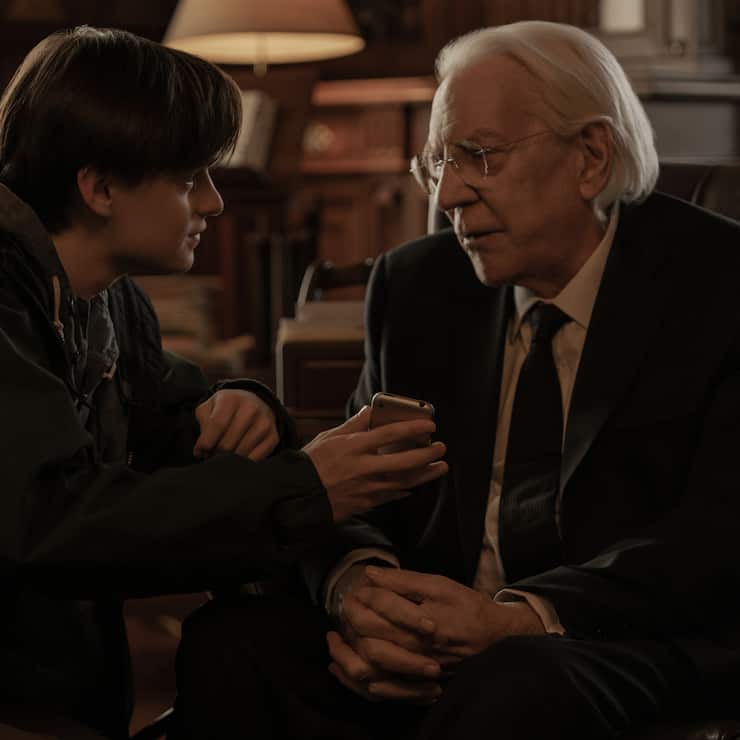 Mr. Harriganâs Phone. (L-R) Jaeden Martell as Craig and Donald Sutherland as Mr. Harrigan in Mr. Harriganâs Phone. Cr. Nicole Rivelli/Netflix Â© 2022