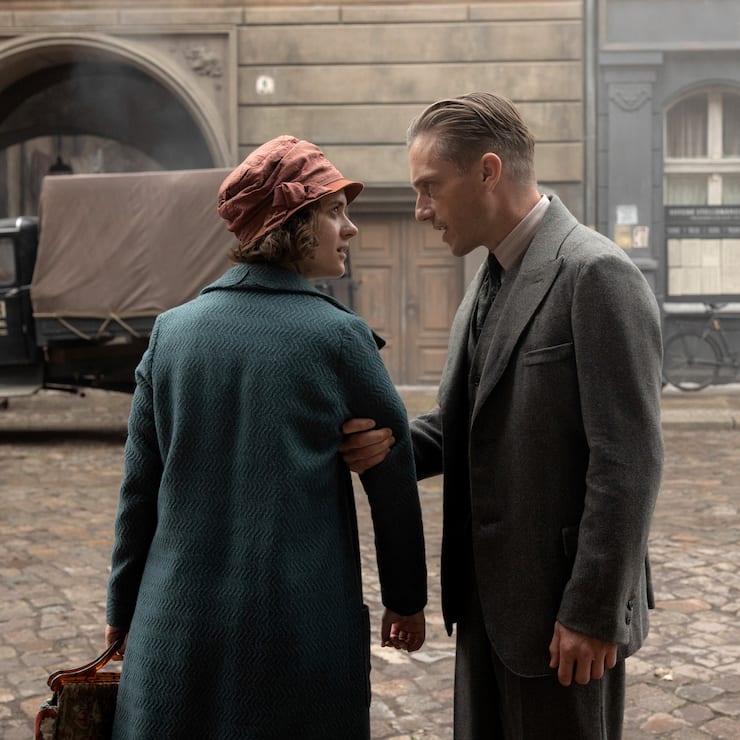 Polizist Gereon Rath (Volker Bruch) ist fĂĽr Charlotte Ritter (Liv Lisa Fries) «geÂstorben, tot und begraben».