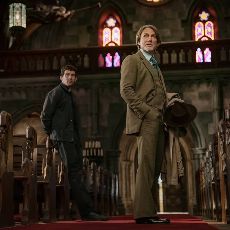 Der junge Priester wird für Benoit Blanc (r.) zum Informanten. Und Verdächtigen?