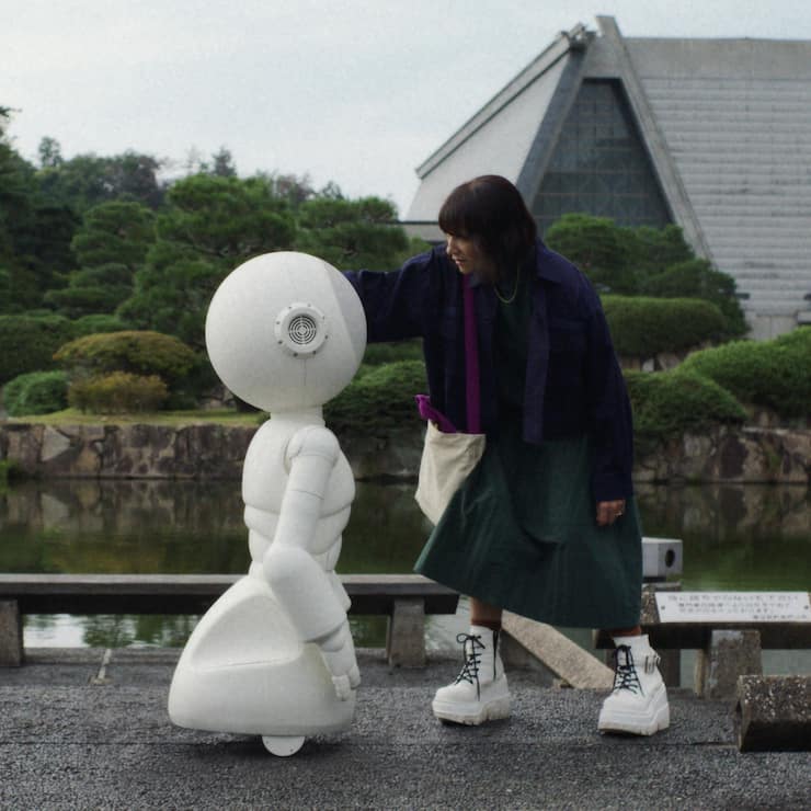 Suzie (Rashida Jones) ist besorgt: Ihr Roboter fĂĽhrt sich immer seltsamer auf.