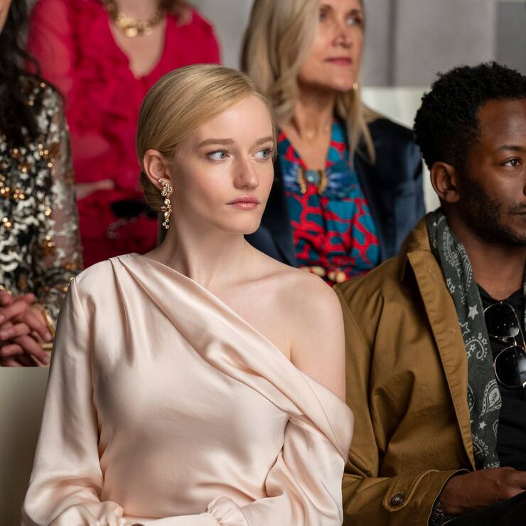 Inventing Anna. Julia Garner as Anna Delvery in episode 102 of Inventing Anna. Cr. David Giesbrecht/Netflix © 2021