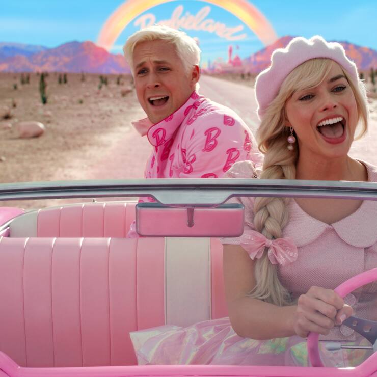Ein Trip in die echte Welt: Barbie (Robbie) chauffiert Ken (Gosling).