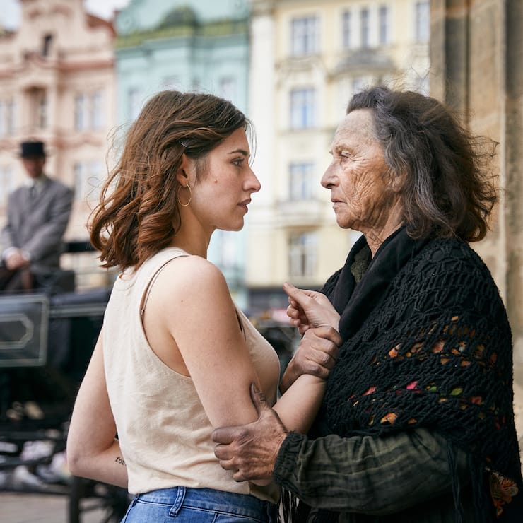 Eine Bettlerin sagt Norah (Deleila Piasko) in «Der Schatten» die Ermordung eines Mannes voraus.