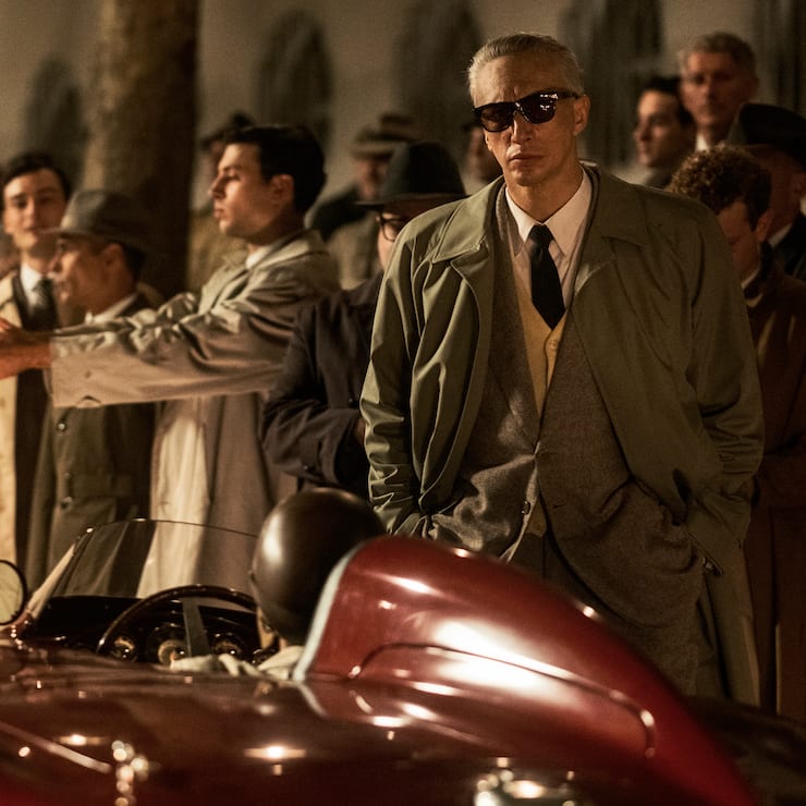Enzo Ferrari (Adam Driver) spornt seine Fahrer beim Mille-Miglia-Rennen an.