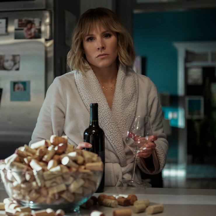 The Woman in the House Across the Street From the Girl in the Window. Kristen Bell as Anna in episode 101 of The Woman in the House Across the Street From the Girl in the Window. Cr. Colleen E. Hayes/Netflix © 2021