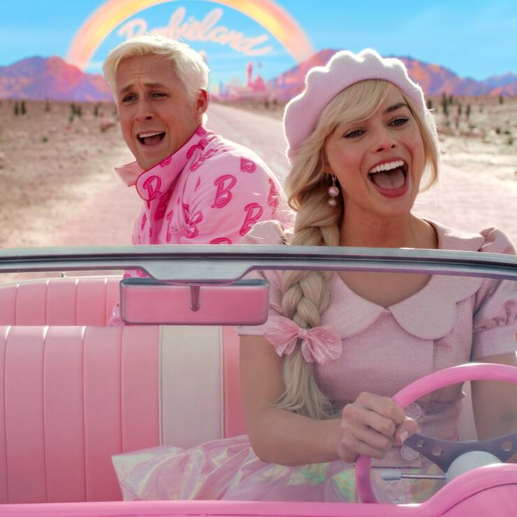 Ein Trip in die echte Welt: Barbie (Margot Robbie) chauffiert Ken (Ryan Gosling).