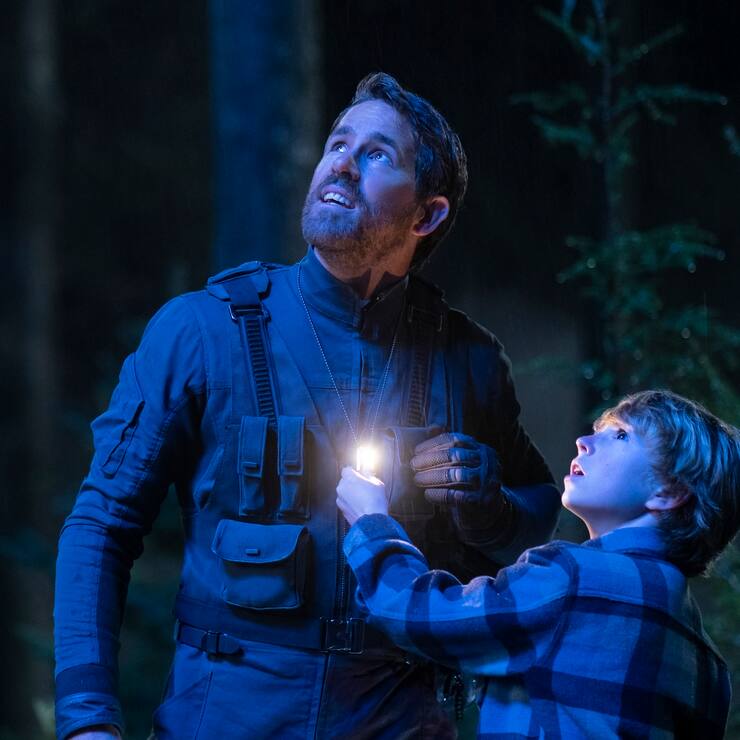 The Adam Project (L to R) Ryan Reynolds as Big Adam and Walker Scobell as Young Adam. Cr. Doane Gregory/Netflix © 2022