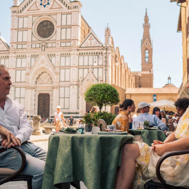 In Florenz ahnt Cameron (Tom Hollander) noch nicht, dass er Iris (Niamh Algar) bald quer durch Italien jagt.