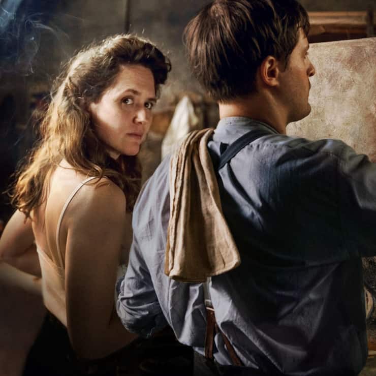 Es knistert: Alma (Emily Cox) steht für Kokoschka (Valentin Postlmayr) Modell.