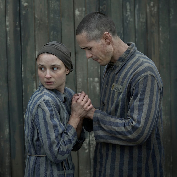 Der Tätowierer Lali ( (Jonah Hauer-King) und die Insassin Gita (Anna Próchniak) verlieben sich in Auschwitz.