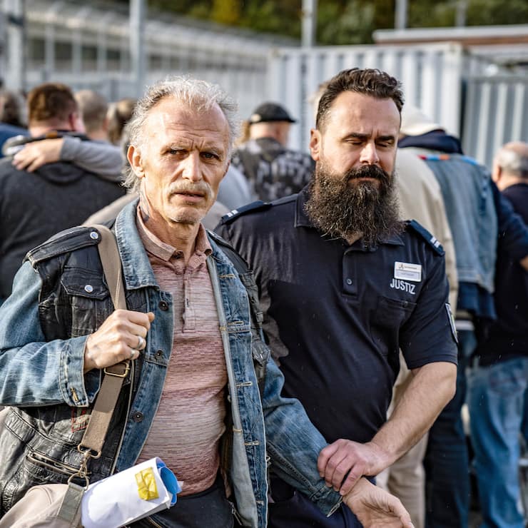 Neonazi Klaus Bäumer (Richard Sammel, l.) kommt frei, obwohl er einen Teenager totgeprügelt hat.
