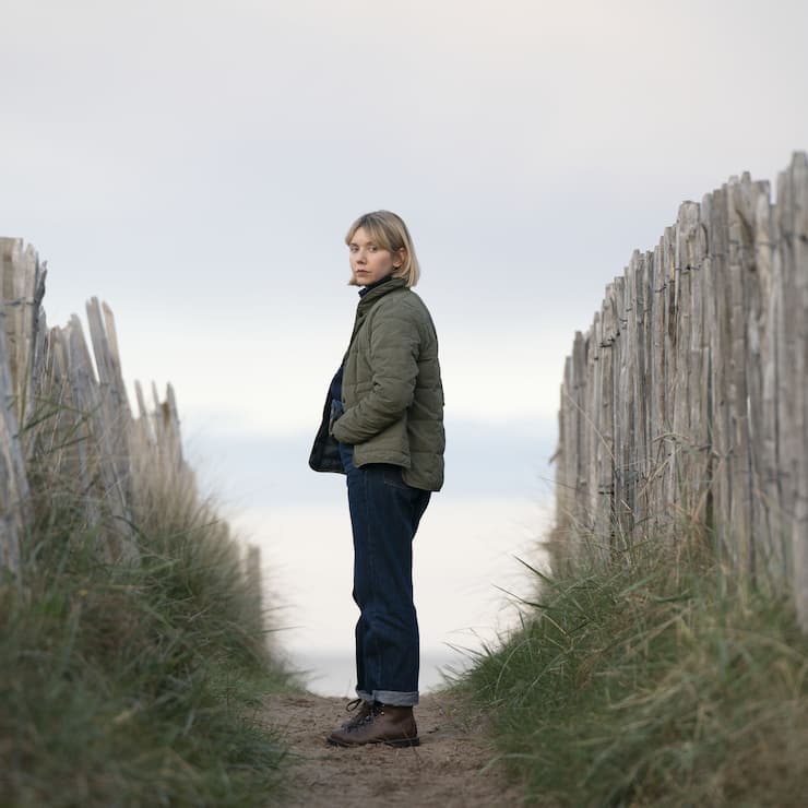 Am weiten Strand von St. Andrews will sich DS Karen Pirie (Lauren Lyle) mit einer Zeugin treffen.