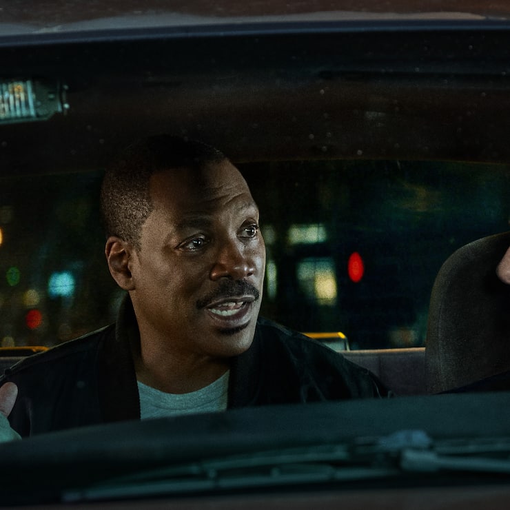 Axel Foley (Eddie Murphy) quatscht Chief John Taggart (John Ashton, l.) und Billy Rosewood (Judge Reinhold, r.) wieder zu.
