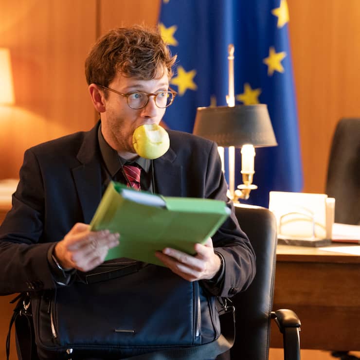 EU-Berater Samy (Xavier Lacaille) hält eisern an seinem Idealismus fest.