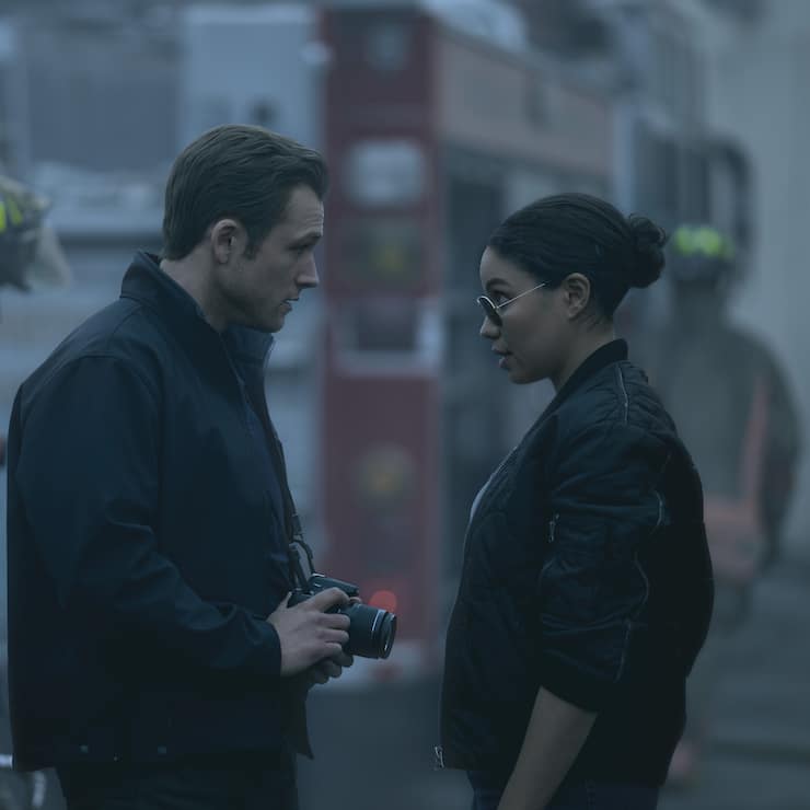 Brandermittler Dave (Taron Egerton) und Cop Michelle (Jurnee Smollett) auf Spurensuche nach dem Feuer.