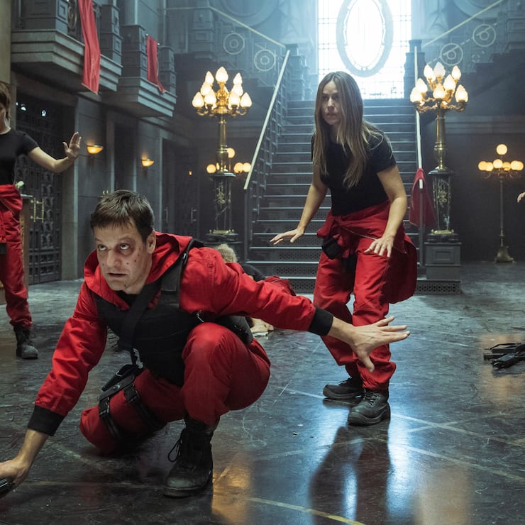 LA CASA DE PAPEL (L to R) HOVIK KEUCHKERIAN as BOGOTĂÂ, ĂÂRSULA CORBERĂ as TOKIO, RODRIGO DE LA SERNA as PALERMO, ITZIAR ITUĂÂO as LISBOA, MIGUEL HERRĂÂN as RĂÂO, JAIME LORENTE as DENVER in episode 02 of LA CASA DE PAPEL. Cr. TAMARA ARRANZ/NETFLIX Ă© 2020