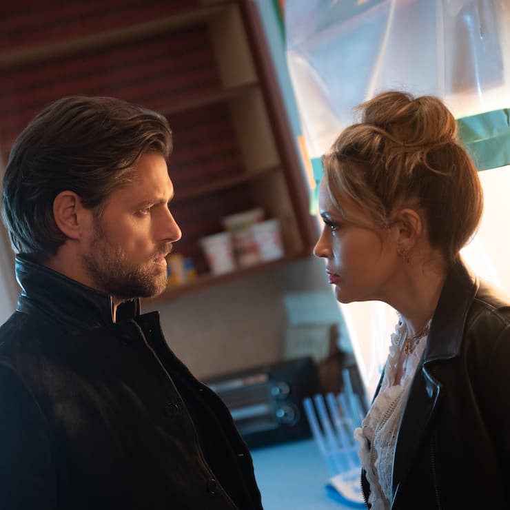 Brazen. (L-R) Sam Page as Ed, Alyssa Milano as Grace in Brazen. Cr. Sergei Bachlakov/Netflix © 2021