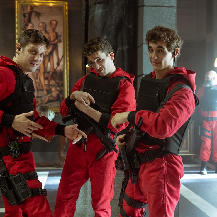 LA CASA DE PAPEL (L to R) RODRIGO DE LA SERNA as PALERMO, JAIME LORENTE as DENVER, MIGUEL HERRÃN as RÃO in episode 01 of LA CASA DE PAPEL. Cr. TAMARA ARRANZ/NETFLIX Â© 2020