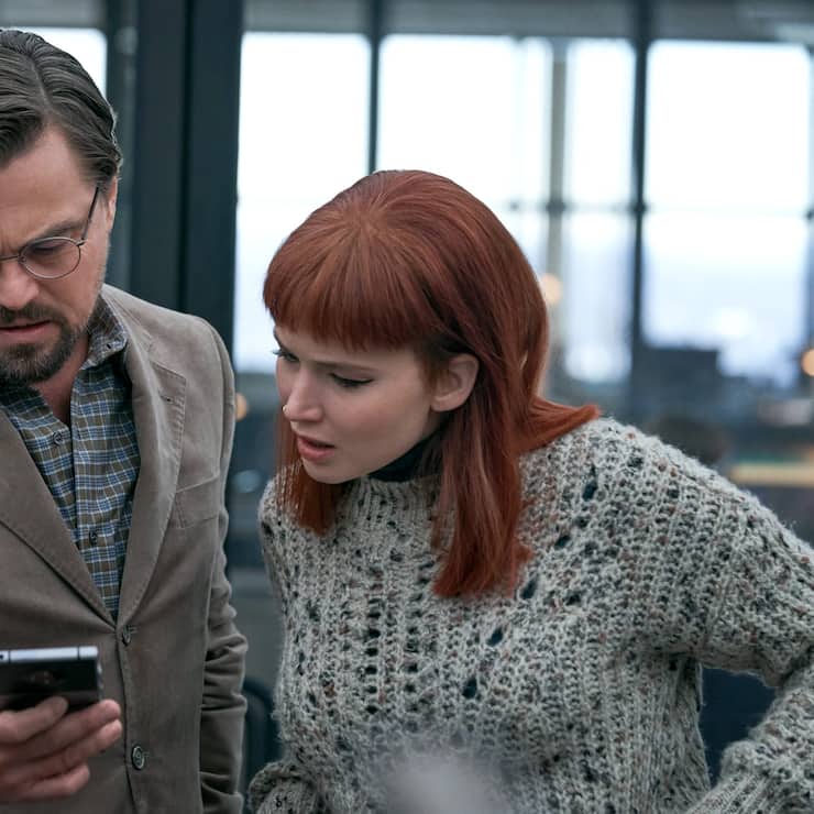 DON'T LOOK UP (L to R)  LEONARDO DICAPRIO as DR. RANDALL MINDY, JENNIFER LAWRENCE as KATE DIBIASKY. Cr. NIKO TAVERNISE/NETFLIX Â© 2021