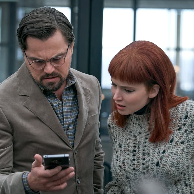 DON'T LOOK UP (L to R)  LEONARDO DICAPRIO as DR. RANDALL MINDY, JENNIFER LAWRENCE as KATE DIBIASKY. Cr. NIKO TAVERNISE/NETFLIX Â© 2021