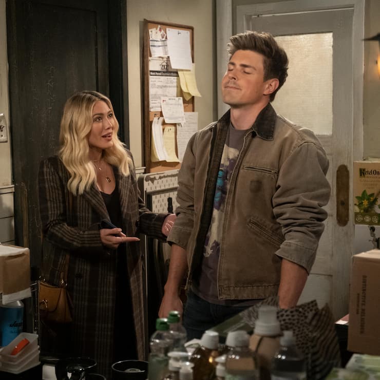 How I Met Your Father -- “Pilot” - Episode 101 -- After a slew of let-down Tinder dates, Sophie meets the seemingly perfect guy. Meanwhile, her roommate, Valentina, returns home from London Fashion Week with a sexy souvenir. An Uber-related phone mishap leads them to an eclectic new group of friends. Sophie (Hilary Duff) and Jesse (Chris Lowell), shown. (Photo by: Patrick Wymore/Hulu)