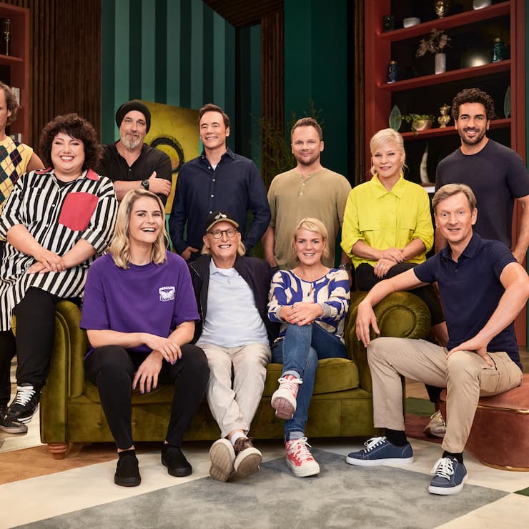 Olaf Schubert, Torsten Sträter, Bully Herbig, Ralf Schmitz, Ina Müller, Elias M’Barek (hinten v. l.) ; Meltem Kaptan, Hazel Brugger, Otto Waalkes, Mirja Boes, Michael Kessler (vorne v. l).