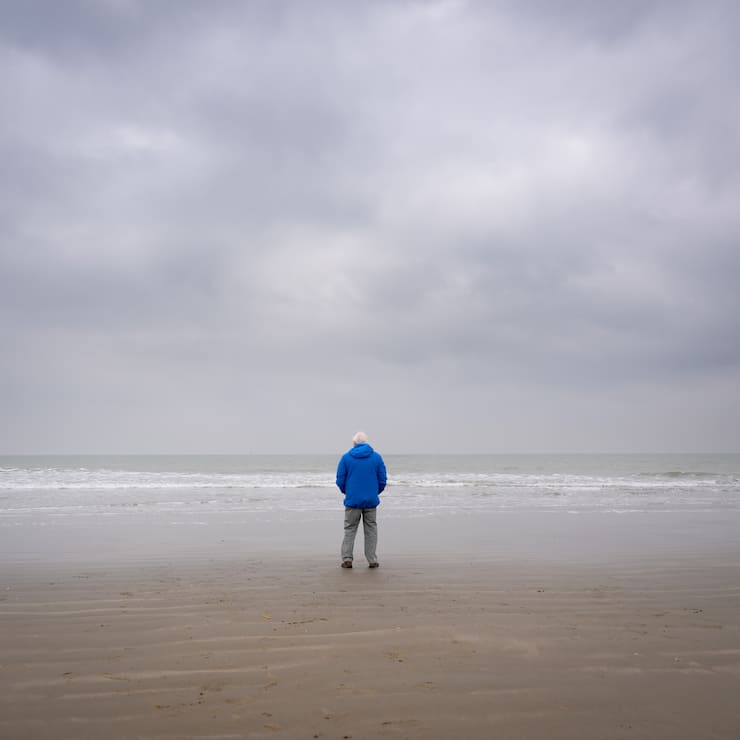 99 und kein bisschen leise: David Attenborough schaut hinaus aufs Meer in Südengland.  