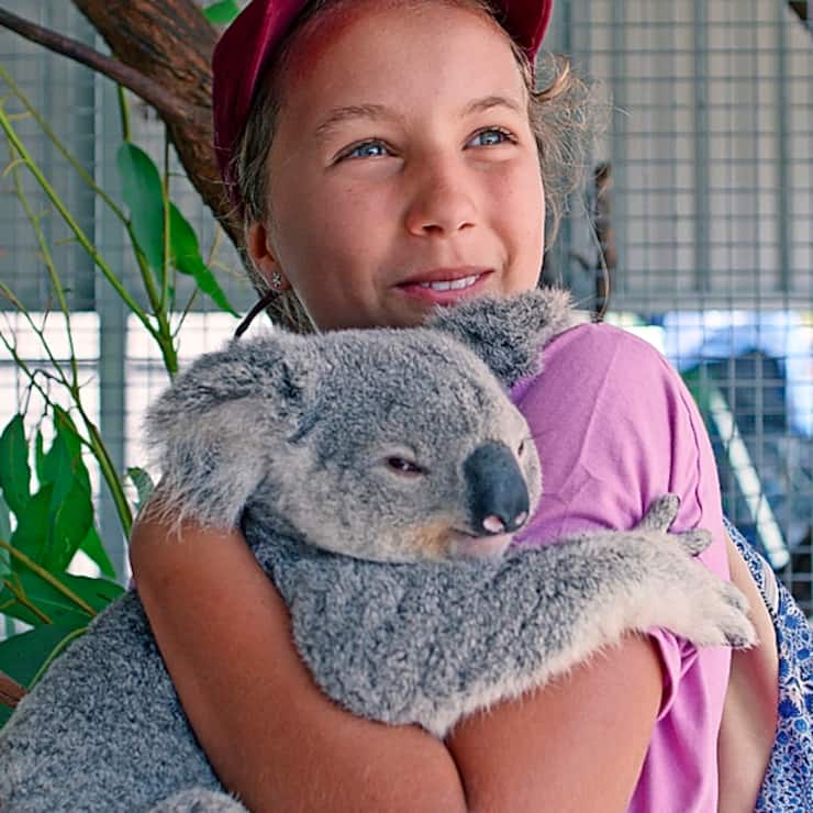 Izzyâs Koala World Izzy Bee as Izzy Bee in episode 1 of Izzyâs Koala World. Cr. NETFLIX Â© 2020