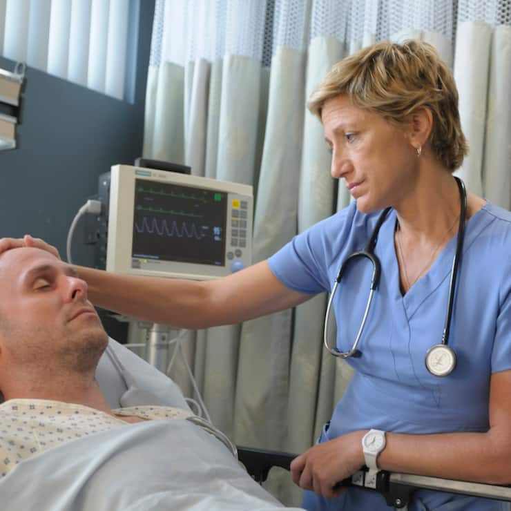 Paul Schulze als Eddie and Edie Falco als Jackie Peyton in «Nurse Jackie».