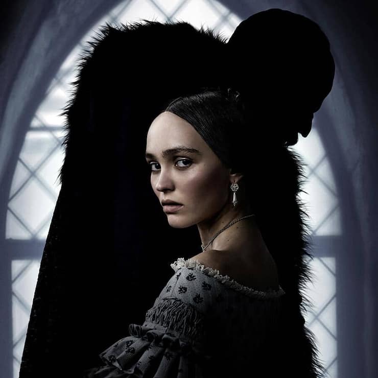 Kino – «Nosferatu»: Graf Orlok (Bill Skarsgård) hat ein Auge auf Ellens (Lily-Rose Depp) Hals geworfen.