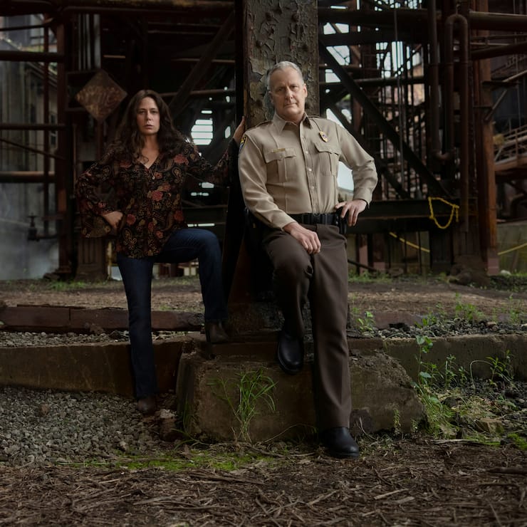 Maura Tierney as Grace Poe and Jeff Daniels as Del Harris in AMERICAN RUST.