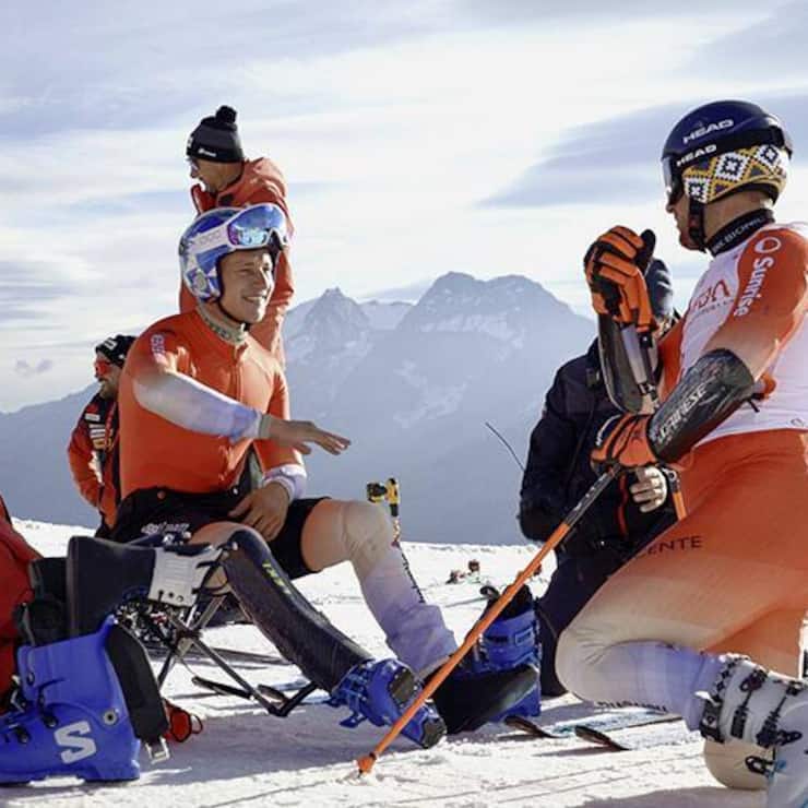 Kino – «Downhill Skiers»: Trotz Anspannung immer zu Scherzen aufgelegt – Marco Odermatt (28, links).