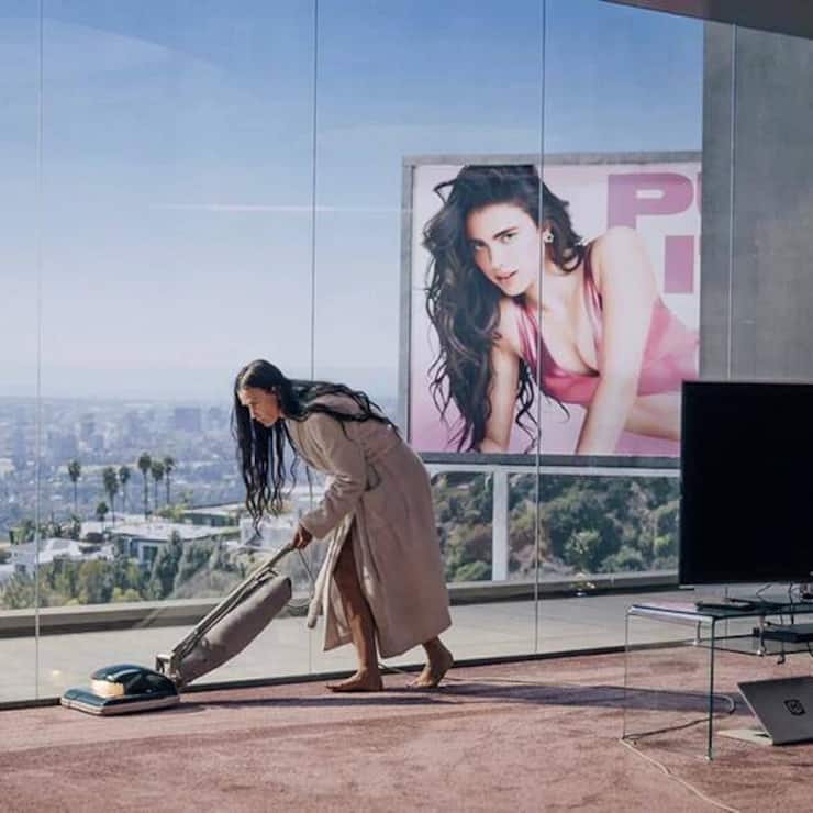 Kino – «The Substance»: Filmstar Elizabeth (Demi Moore) erhält ein jüngeres Ich (Plakat).