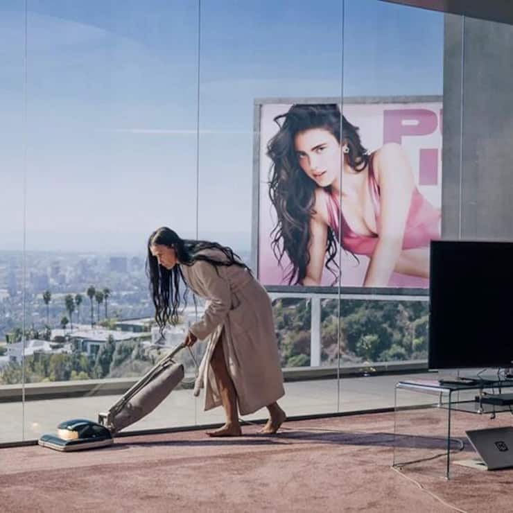 Filmstar Elizabeth (Demi Moore) erhält ein jüngeres Ich (Plakat).