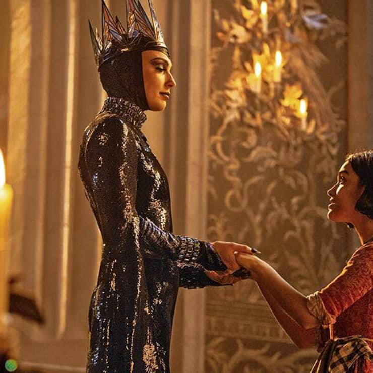 Kino – «Schneewittchen»: Die Stiefmutter (Gal Gadot) ist eifersüchtig auf Schneewittchen (Rachel Zegler).