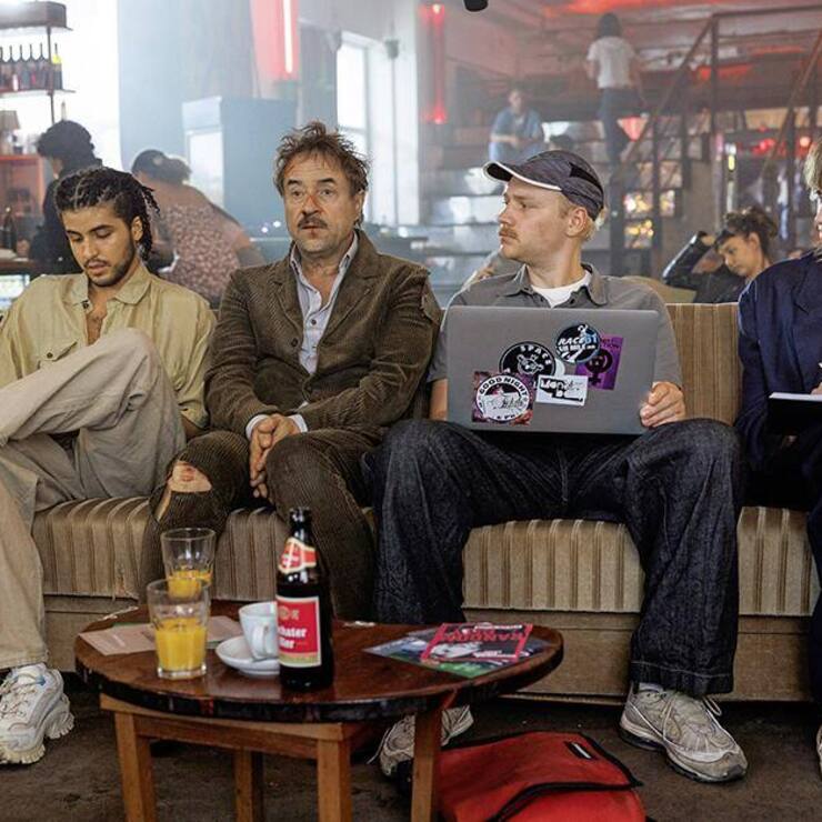 Kino – «Alter weisser Mann»: Landet in einem Berliner Schwulencafé: Hein z (Jan Josef Liefers, 2. v.  l.). 