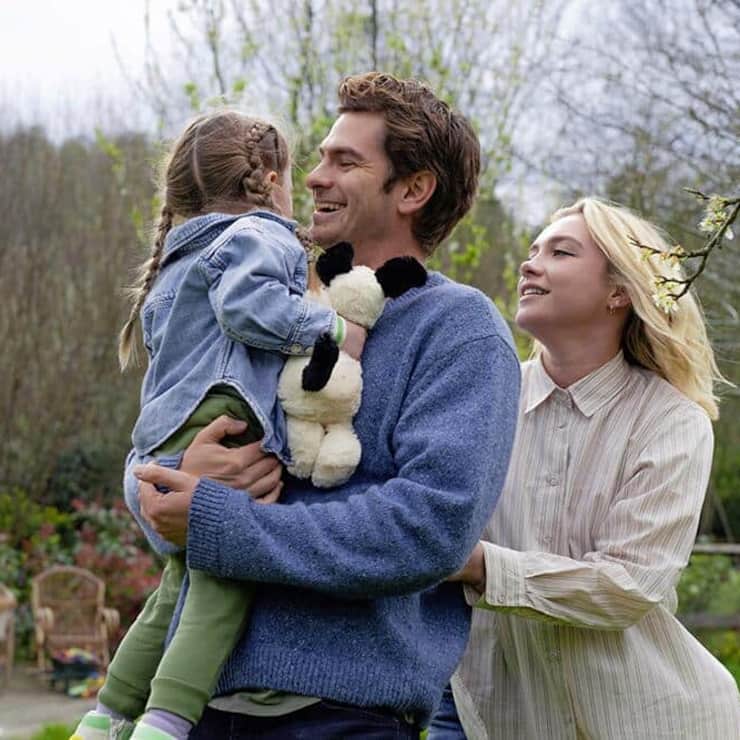 Kino – «We Live in Time»: Da ist die Welt noch heil: Tobias (Andrew Garfield) und Almut (Florence Pugh) mit Kind.