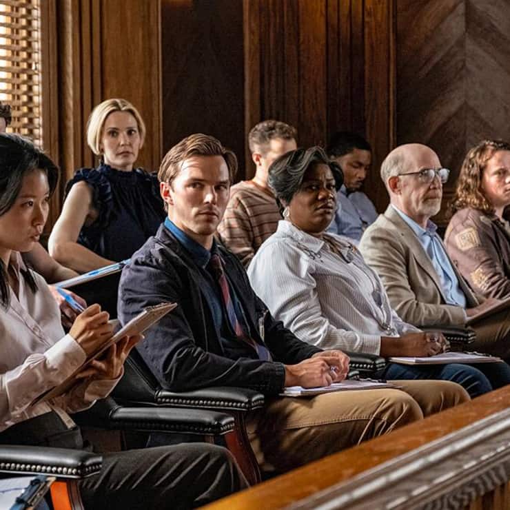 Kino – «Juror #2»: Der Geschworene Justin (vordere Reihe, 2. v. l.) wohnt der Verhandlung angespannt bei.