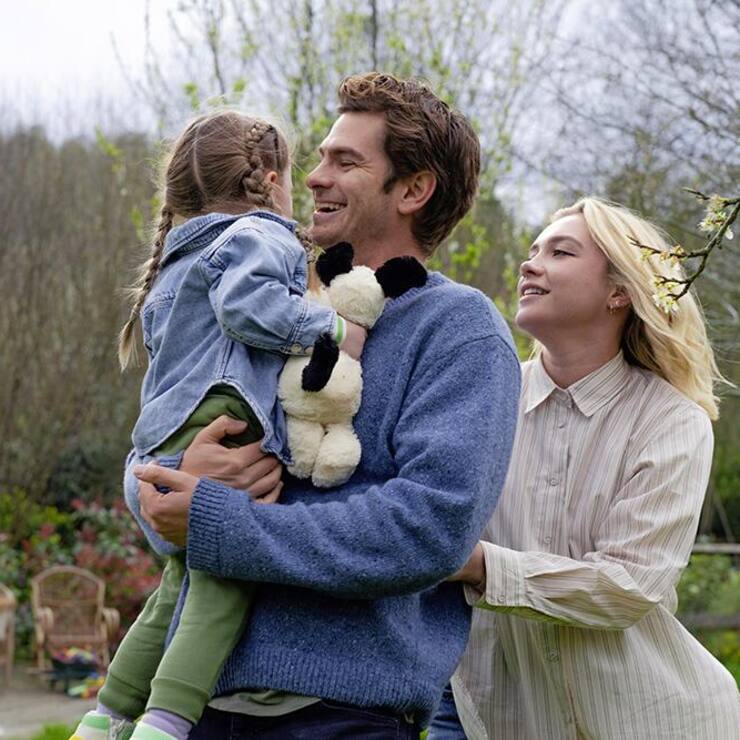 Da ist die Welt noch heil: Tobias (Andrew Garfield) und Almut (Florence Pugh) mit Kind.