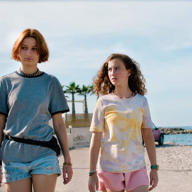 Weg von den Eltern: Valeska (l.) und Lena flanieren in der Sonne von Kreta.
