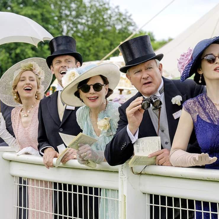 Spass muss sein – Die Familie Crawley (ganz rechts: Michelle Dockery) beim Pferderennen.