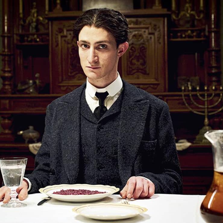 Sein Vater will, dass er Fleisch isst, doch Kafka (Idan Weiss) mag es lieber vegetarisch.