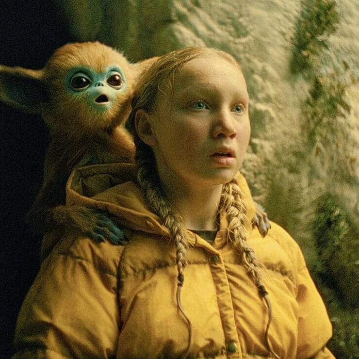 Kino – «The Legend of the Ochi»: Yuri (Helena Zengel) versteht die Pfeif-Sprache des Ochi-Babys.