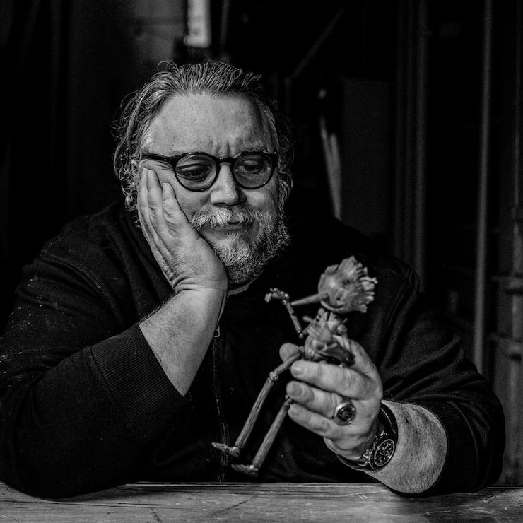 Regisseur Guillermo del Toro mit Pinocchio.