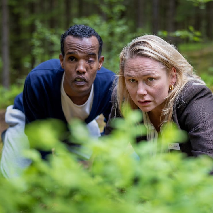 Tilda (Malin Levanon) unternimmt mit Ibraahin (Nasir Farah Dhagole) einen unerlaubten Ausflug in den Wald.